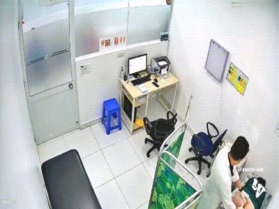 《妇科门诊监控破解》男医生给多位美女病患检查BB和菊花 